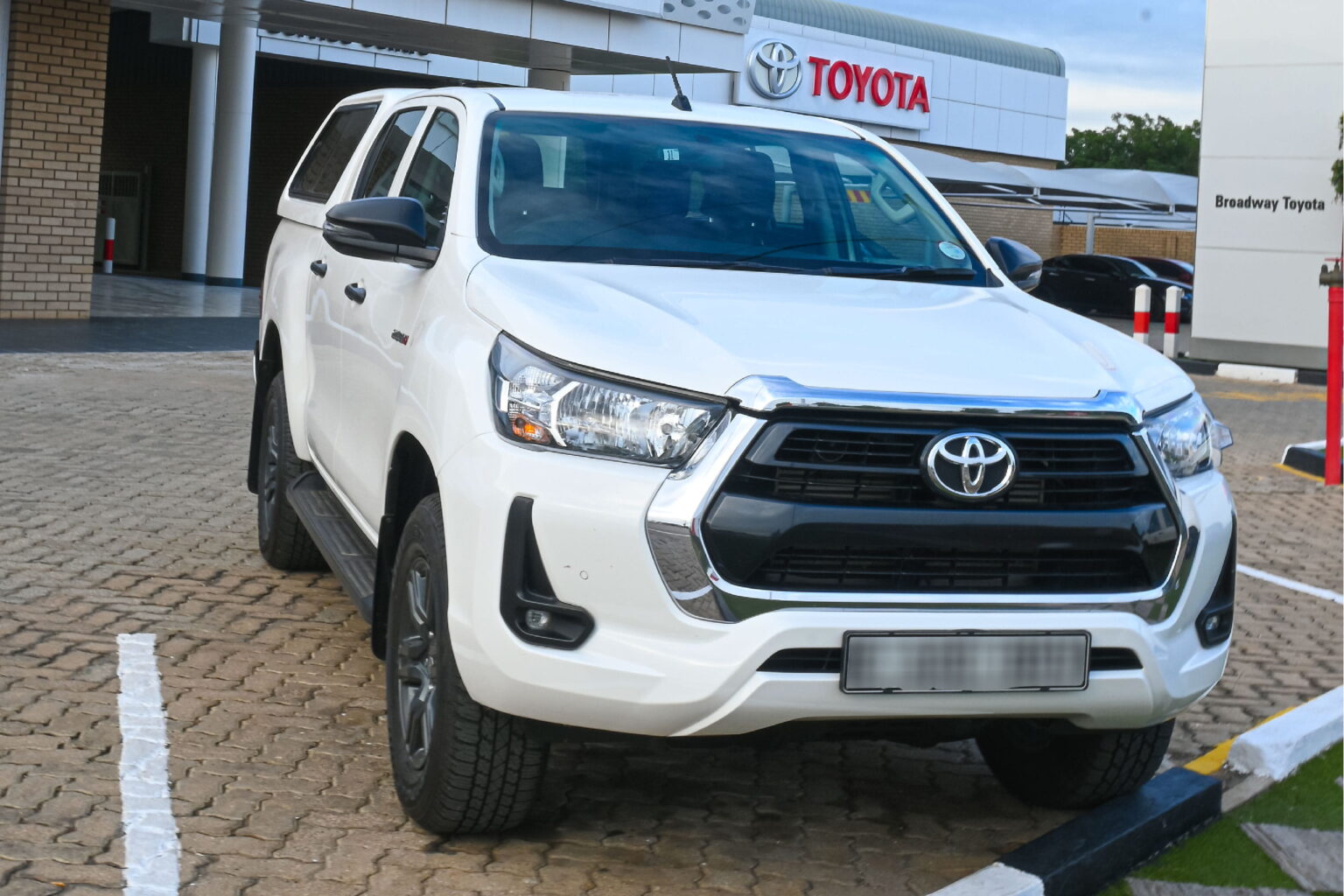 Hilux Preowned-02-01 (1)